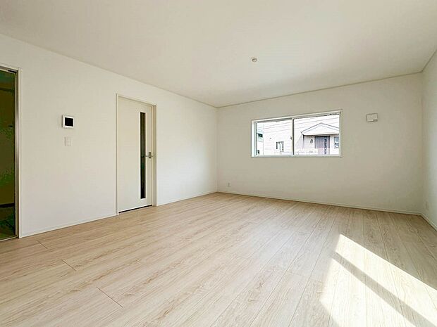 【リビング】【Living room】 柔らかな色合いのフローリングと清潔感のあふれる白のクロスが明るい空間を創り出しているリビングダイニング。
