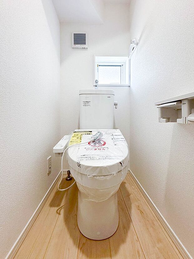 【トイレ】~Toilet~ いつも綺麗に清潔に!ウォッシュレット付きトイレです。もちろん窓も付いてるので空気の入れ替えも楽にできます。