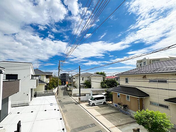 遮るものの無い開放的な眺望です。目線もあまり気にならず、気持ちの良い眺望です。