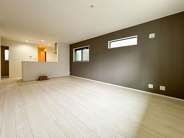 忙しい朝でも、しっかり家族が揃って食事を出来る、ゆとりある大きさのダイニングスペース。ママが作る手料理をテーブルで囲む素敵な時間を存分に愉しんでください。陽当たりの良さも笑顔につながりますよね