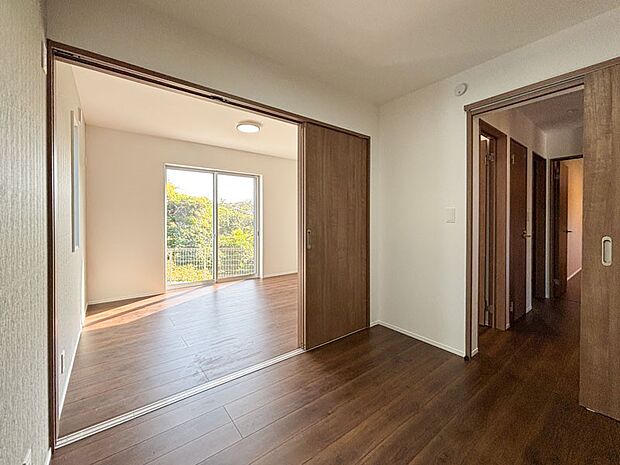 未来壁仕様の２部屋。合わせて１１帖の洋室は４．５帖と６．５帖で分かれています。