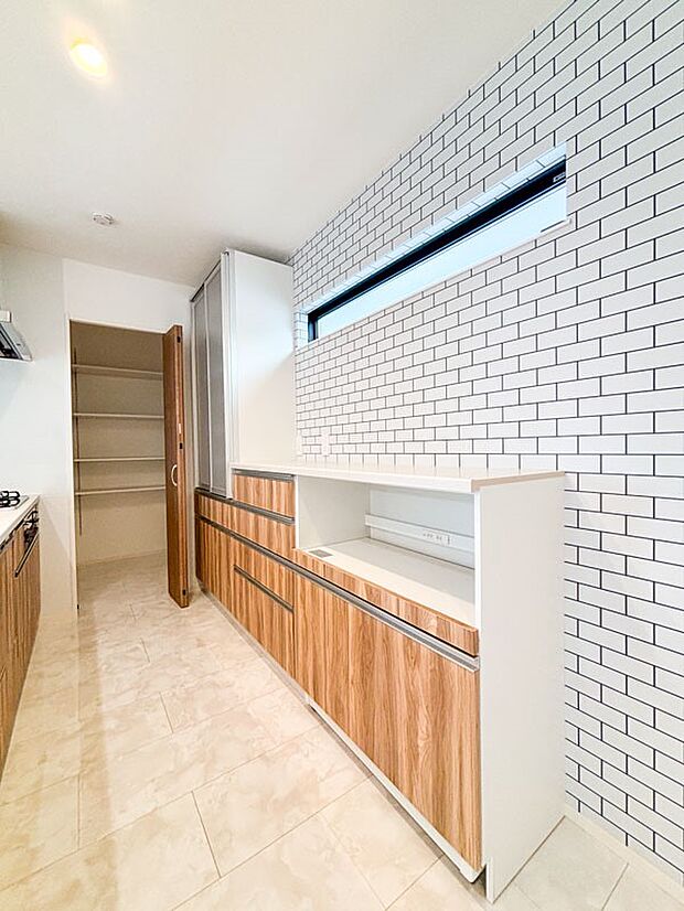 【キッチン】カップボードを標準装備！デザインも統一感があり素敵です。