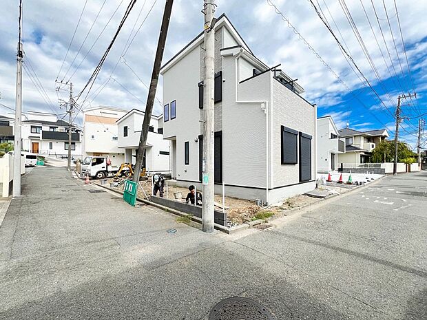 【現地外観写真】使いやすさもデザインも重視した理想の暮らしをかなえるお家。美しい外観やくつろぎの室内空間にふさわしい「素材」「形」「色彩」を考え、上質感に満ちたお家です。