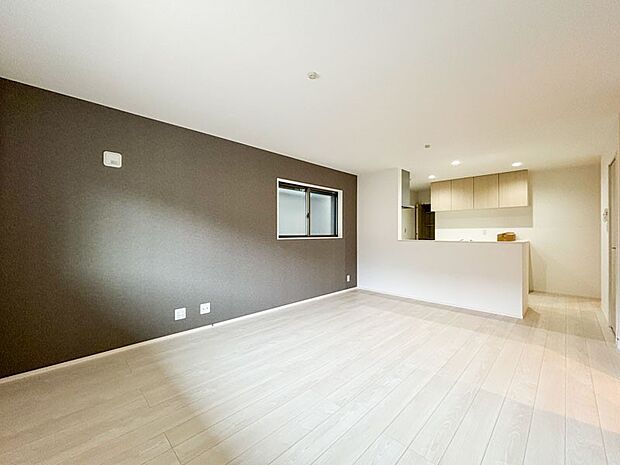 【ダイニングキッチン】【Kitchen】 機能美とデザイン性を兼ね備えた使い勝手のよいシステムキッチンはリビングとの一体感も考慮され、美しい空間が実現します。