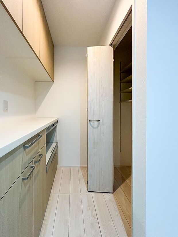 【キッチン】カップボードを標準装備!デザインも統一感があり素敵です。