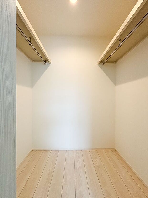 【収納】【Walk-in closet】 収納量豊富なウォークインクローゼット設置しました。衣類だけでなく、箱物や思い出の品、季節物もたっぷり収納できるので、居住空間をより広く有効活用することができスッキリ