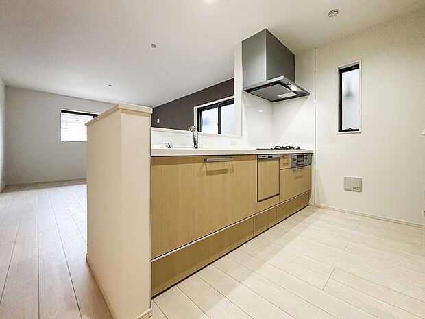 【キッチン】オープンキッチンでリビングダイニングを見渡せる気持ちのよいキッチンです。シンプルで洗練されたデザインのシステムキッチンは機能面も充実しています。