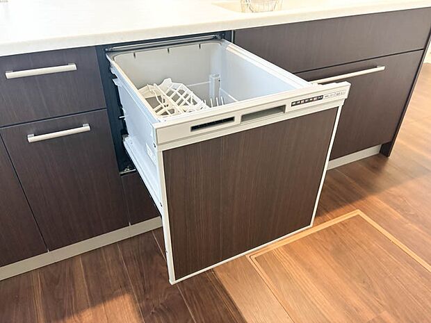 【その他設備】~食器洗浄乾燥機~ 家事を時短、暮らしを快適にする食洗器。手が荒れない、水道代の節約、高温度で洗うので手洗いよりもしっかりキレイ。