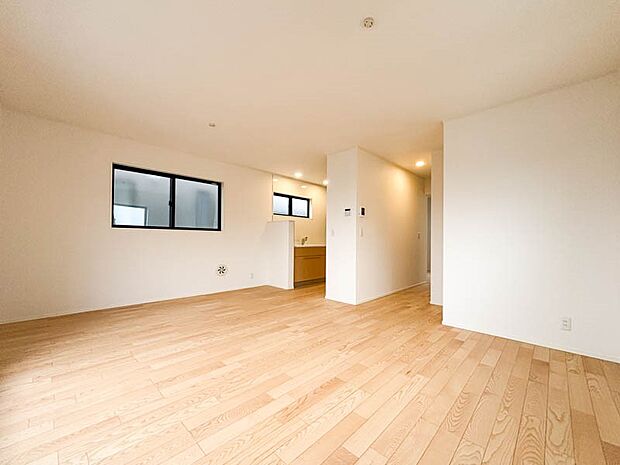 【リビング】リビングで子供が走ってる姿を見ながら、大きなソファやダイニングテーブルでゆったり食事をしたりくつろぎたい。そんな夢が叶えられる空間です！