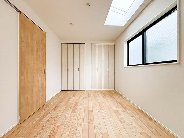 【リビング以外の居室】【Private room】  1日の疲れを癒し、心地よく寛げるようゆったりとした広さを確保しています。