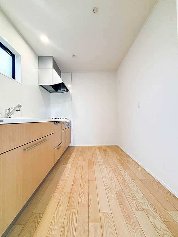 【ダイニングキッチン】 形のよいリビングダイニングキッチン。お料理しながらお子様の様子を伺えます