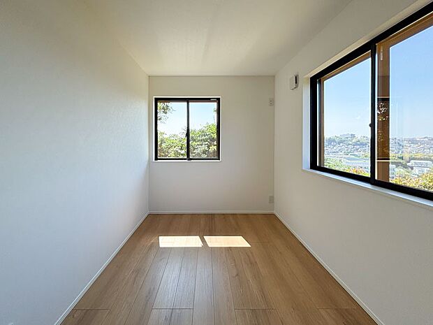 【リビング以外の居室】 2面採光で光を集めるお部屋はゆっくりと落ち着く空間です。クローゼットもございますので、収納家具を新たに揃える準備も省け、なにより居住空間を広く使えるので快適です。