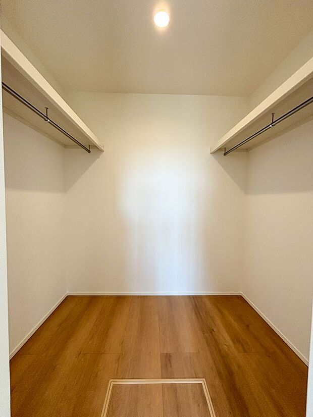 【収納】【Walk-in closet】 収納量豊富なウォークインクローゼット設置しました。衣類だけでなく、箱物や思い出の品、季節物もたっぷり収納できるので、居住空間をより広く有効活用することができスッキリ