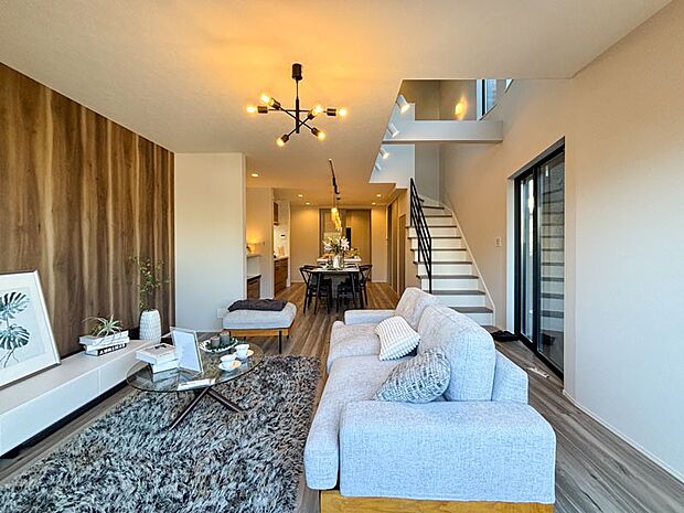 【リビング】家族みんなが集まるリビング。やさしい色合いのフローリングと白いクロスの明るい空間はきっと家族の心も穏やかに癒してくれます。