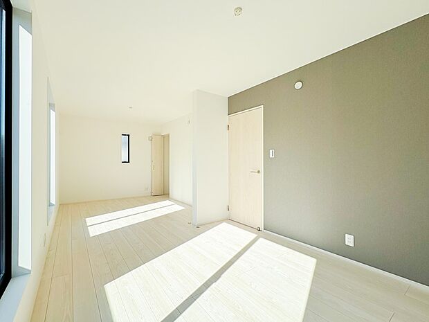  2面採光で光を集めるお部屋はゆっくりと落ち着く空間です。クローゼットもございますので、収納家具を新たに揃える準備も省け、なにより居住空間を広く使えるので快適です。  