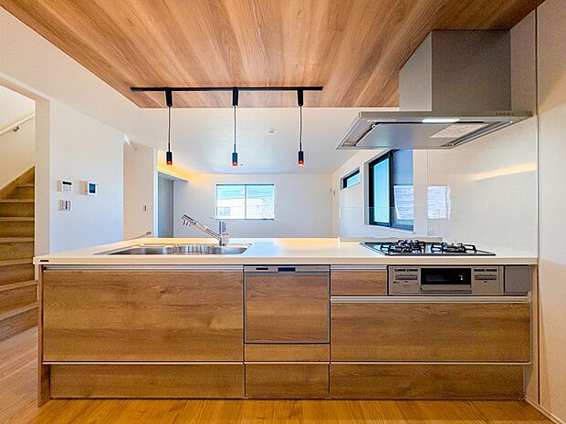 毎日使うキッチンだからこそ、食事の準備を楽しい時間に、忙しい時でもスムーズに無駄なく作業できる、お手入れも簡単にできるなど、毎日を楽しくするキッチンスペースに仕上げました。