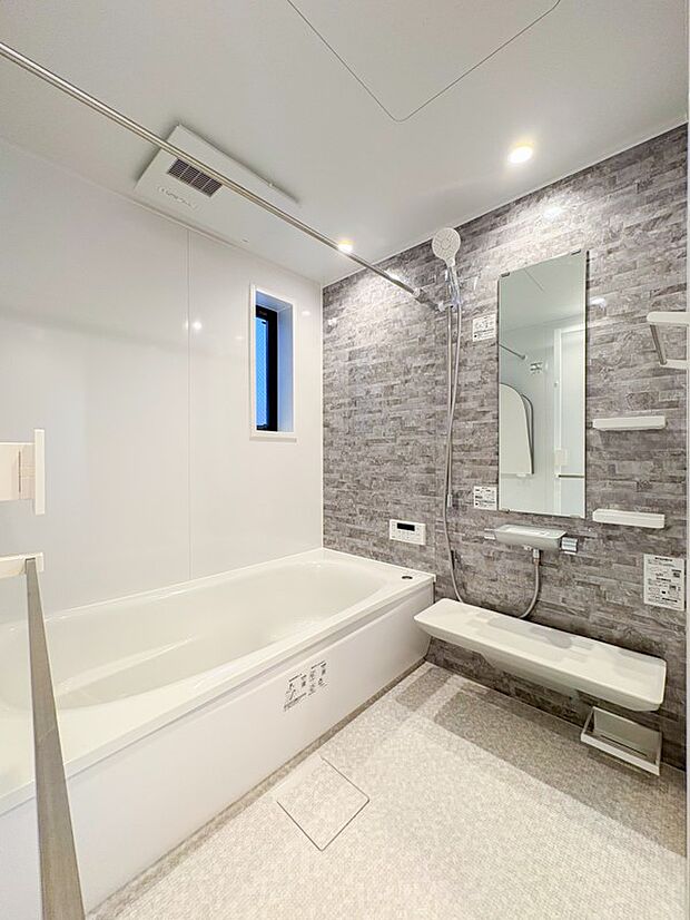 上質が感じられるカラーリングで、清潔な空間美を実現。一日の疲れが癒される優雅なバスタイムを堪能できるゆとりあるバスルームです。