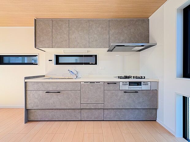 毎日使うキッチンだからこそ、食事の準備を楽しい時間に、忙しい時でもスムーズに無駄なく作業できる、お手入れも簡単にできるなど、毎日を楽しくするキッチンスペースに仕上げました。