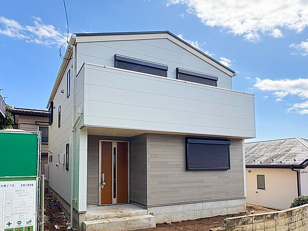 ふりそそぐ陽射しと開放的な空間形成。青空を背景に更なる美しさを醸す佇まい。