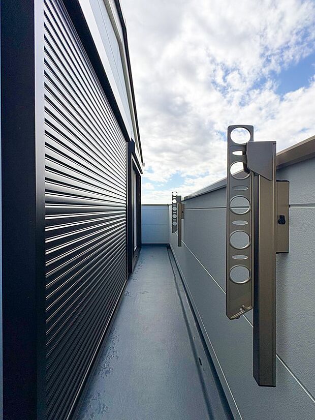 プライベート性が確保されたバルコニー。ワイドな空間にたっぷりの陽光が降り注ぎます。