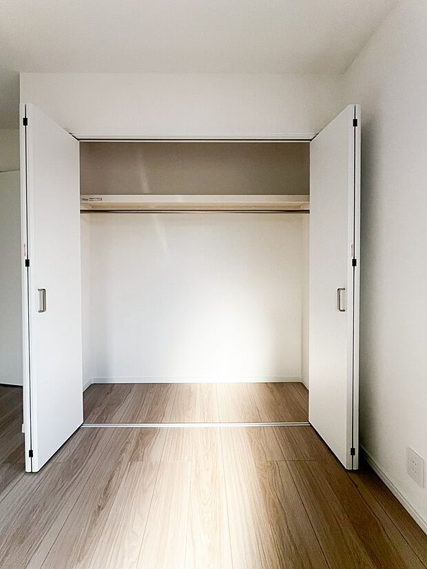 【収納】しっかりとした大きさのクローゼットを完備し、収納スペースも十分です!日ごろの整理整頓に収納はかかせません 各居室にはクローゼットが備え付けられており、居室の広さを有効に使えます。