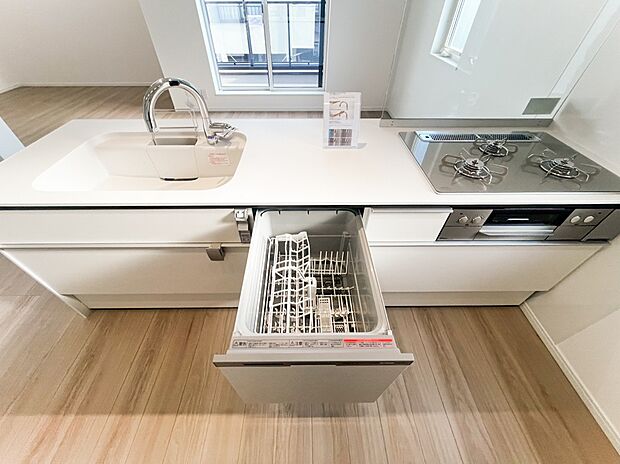 【キッチン】<食洗機>手洗いよりも時間の節約が出来るので子育てや家事で忙しい方の味方です。また高速洗浄と乾燥で殺菌効果が望め衛生的。手洗いよりも節水効果もありうれしいポイント詰まっています