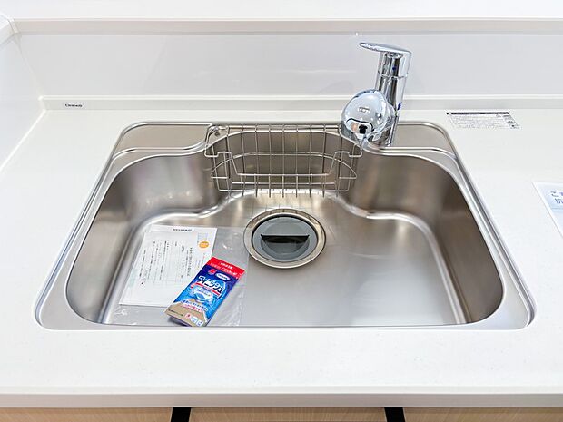 【キッチン】【浄水機能付き水栓】お米を研いだり、野菜を洗ったりするときなど用途に応じてワンタッチで浄水に切り替えが可能です。カートリッジ式なので、フィルターを簡単に交換する事が出来ます。