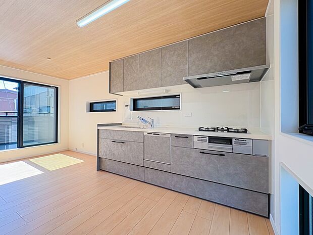 【キッチン】ご家族みんなで調理ができる位のスペースを実現したキッチン空間となっております。みんなで作った料理を召し上がりながらの会話は至福のひとときになるはずです。