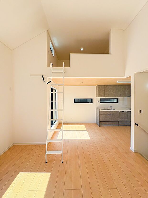 【リビング】勾配天井が開放感を演出している明るいリビング。人が集まるリビングという空間に「開放感」という付加価値を与え、人を招きたくなるようなお家です。