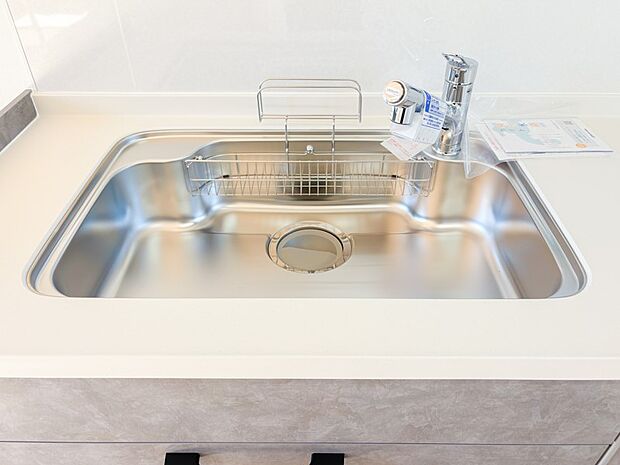 【その他設備】~浄水器一体型水栓~ 蛇口をひねるだけできれいな水を利用できるビルトインタイプ。据え置き型と異なりシンク上には水栓しかないので、雑多になりがちなシンクまわりをすっきり使えます。