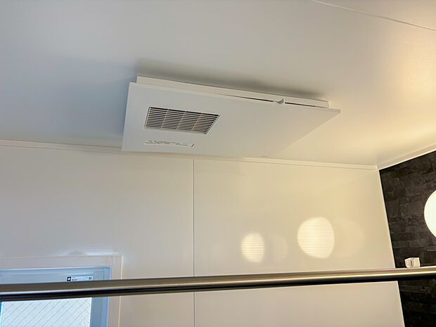 【その他設備】~浴室暖房乾燥機~ 浴室をカラッと乾燥。衣類乾燥室としても活用できます。また、冬の時期はパワフルな力で浴室をすばやく暖めヒートショックを防ぎます。