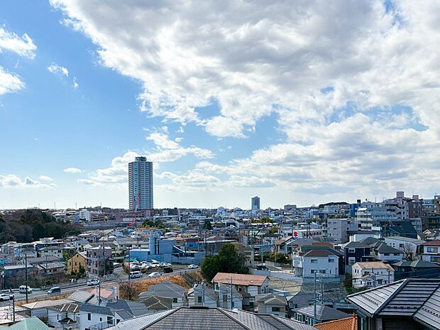 【住戸からの眺望写真】遮るものの無い開放的な眺望です。目線もあまり気にならず、気持ちの良い眺望です。