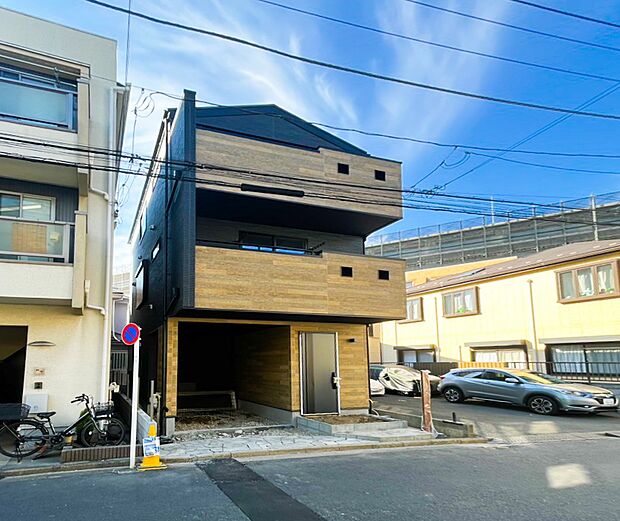 【現地外観写真】ふりそそぐ陽射しと開放的な空間形成。青空を背景に更なる美しさを醸す佇まい。