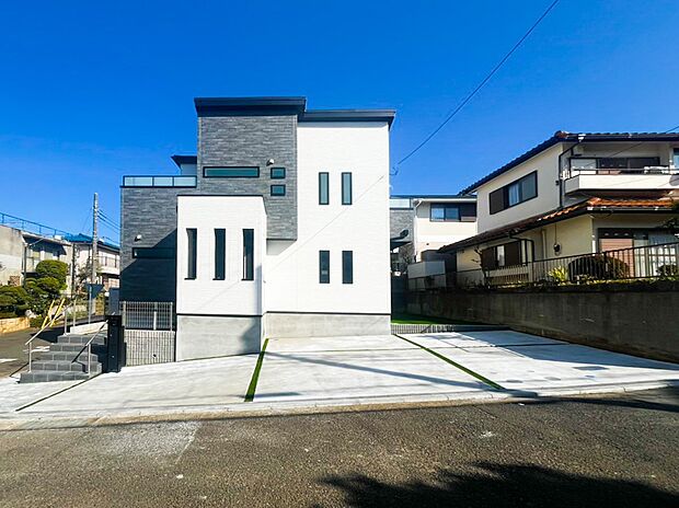 【現地外観写真】ふりそそぐ陽射しと開放的な空間形成。青空を背景に更なる美しさを醸す佇まい。