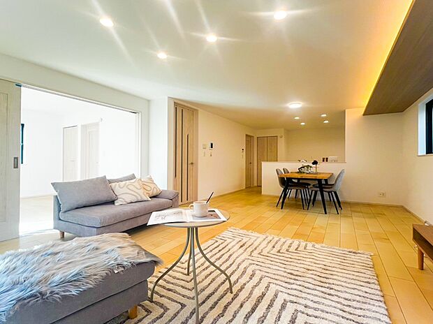 【リビング】家族みんなが集まるリビング。やさしい色合いのフローリングと白いクロスの明るい空間はきっと家族の心も穏やかに癒してくれます。