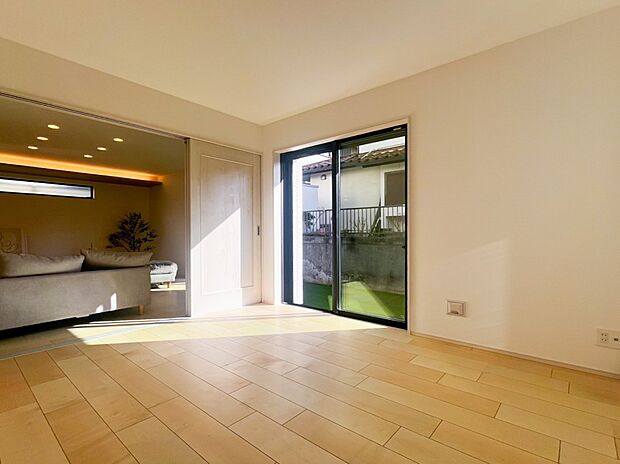 【洋室】一人ひとりの大切なプライベート空間。趣味・感性で個性的に飾って頂けるようシンプルに仕上げてあります。ゆとりある広さで、一人の時間をゆったりと過ごせる安らぐお部屋になるはずです。