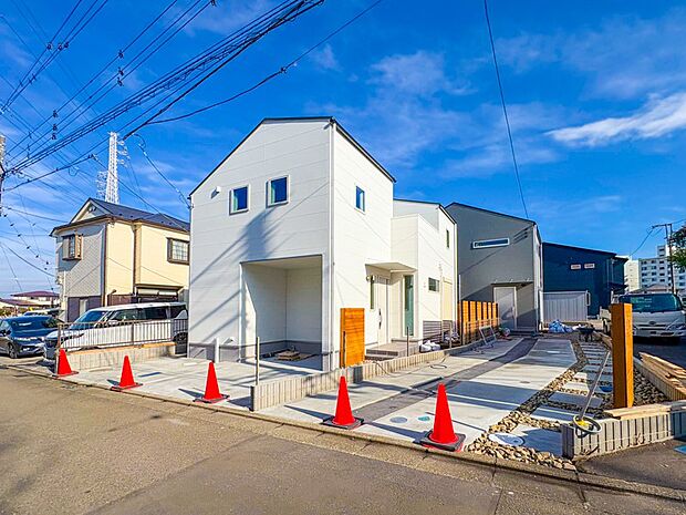 【前面道路含む現地写真】閑静な住宅地につき交通量も少なく落ち着いた印象を持ちます