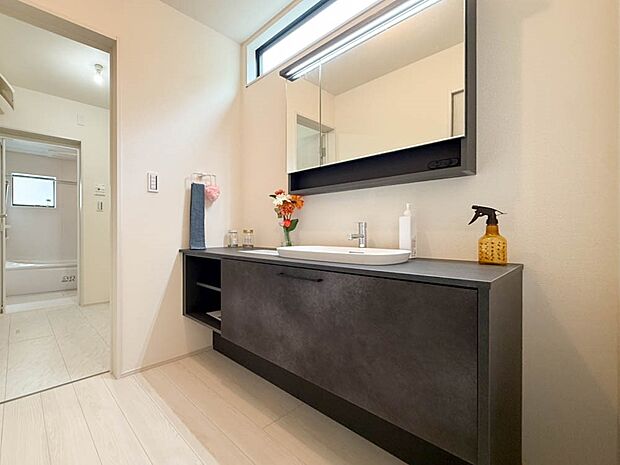 【洗面台・洗面所】ホテルライクなパウダールーム。洗面台もワイドタイプで実用性も高い仕様です。