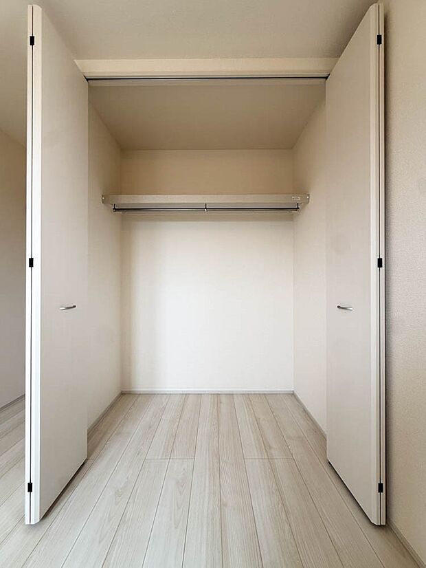 【収納】しっかりとした大きさのクローゼットを完備し、収納スペースも十分です！日ごろの整理整頓に収納はかかせません　各居室にはクローゼットが備え付けられており、居室の広さを有効に使えます。