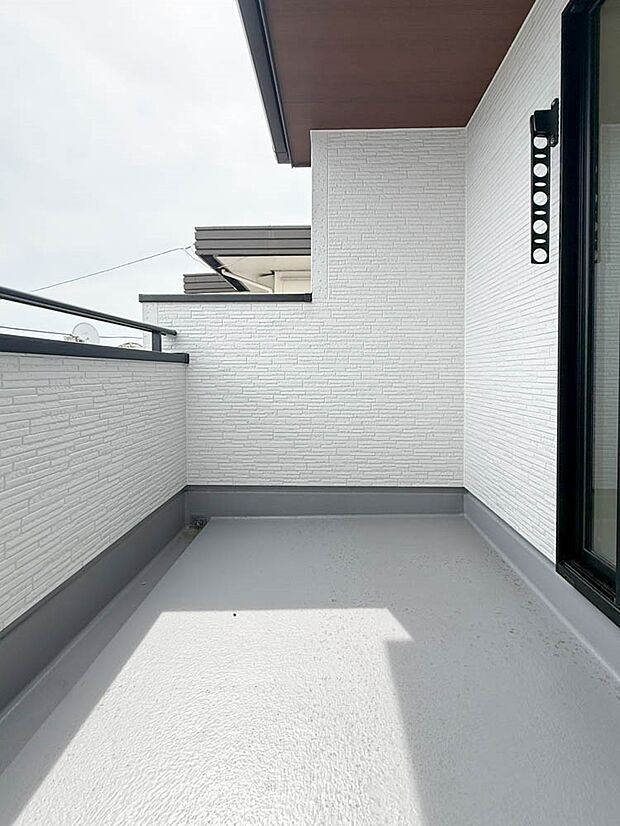 【バルコニー】気持ちのいい空が見渡せる広いバルコニー。