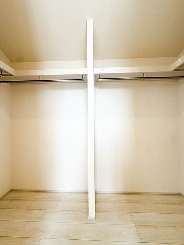 【収納】【Walk-in closet】  収納量豊富なウォークインクローゼット設置しました。衣類だけでなく、箱物や思い出の品、季節物もたっぷり収納できるので、居住空間をより広く有効活用することができスッキリ