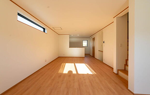 「家族が大好きなリビング」
みんなが集まる広いリビング。みんなが大好きなリビングで家族団らん。
みんなが集まるからこそ、一層の開放感を手にする素敵な住まい。
