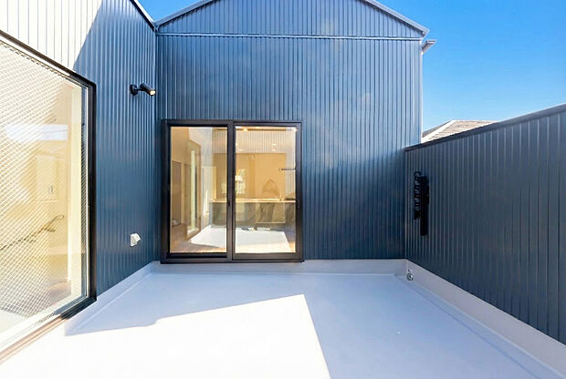 「広い使いやすいバルコニー」
陽ざしがたっぷり降り注ぐ、広々としたバルコニー付き住まい。
そしてその先にはプライベートガーデン。