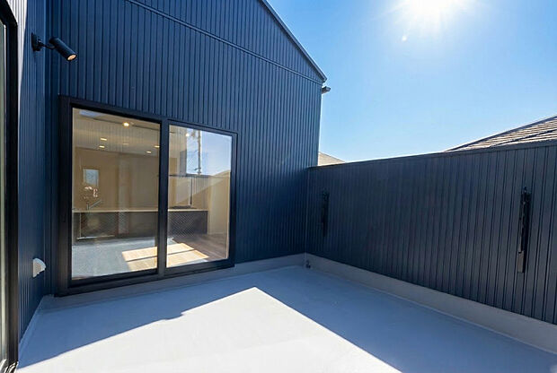 「清々しいバルコニー」
広々としたバルコニーは陽当たりはもちろん、解放感や眺望も楽しめます。
碧空を満喫し心が透きとおる。癒される心地よい空間。