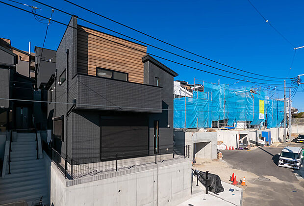 「街並みに溶け込むシンプルなデザイン」
飽きのこないシンプルなデザイン。
一生のマイホームだからずっとここで暮らしたい。
家族の人生とともにあるマイホーム。