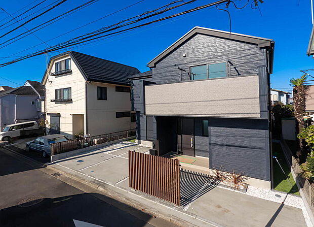 「群を抜いた満足感」
どの角度が眺めても、所有感が満たされる理想的で素敵な住まい
一生ものだから、「パッと見」こそが全て「第一印象で決まる」素敵なマイホーム。カースペース3台駐車可能