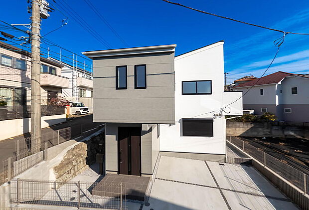 【外観】「街並みに溶け込むシンプルなデザイン」
飽きのこないシンプルなデザイン。
一生のマイホームだからずっとここで暮らしたい。
家族の人生とともにあるマイホーム。
