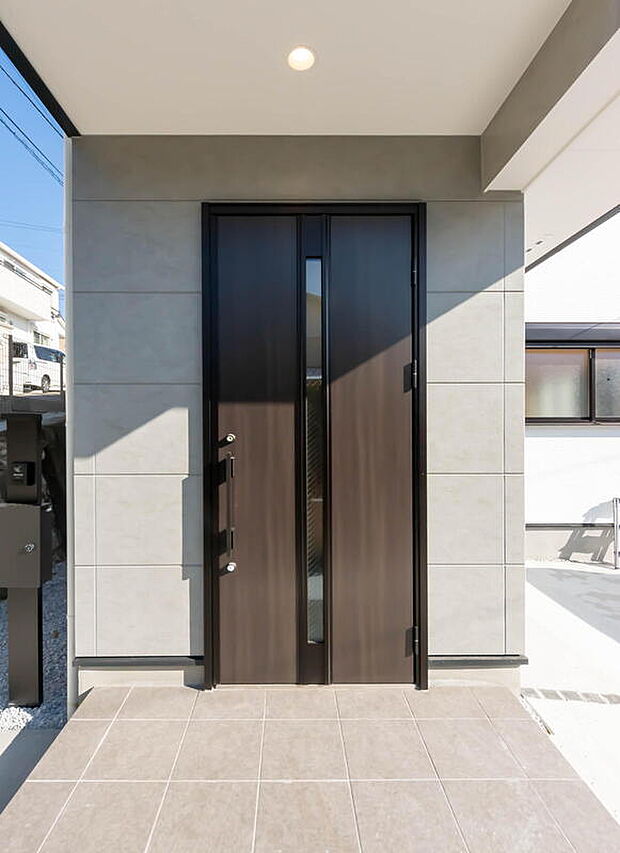 【玄関】☆☆「お帰りなさい」が日常へ☆☆
家に帰るとまず目につくのがマイホーム・玄関です。
玄関を開けると家族の笑顔が・・・お帰りなさいが日常に。
