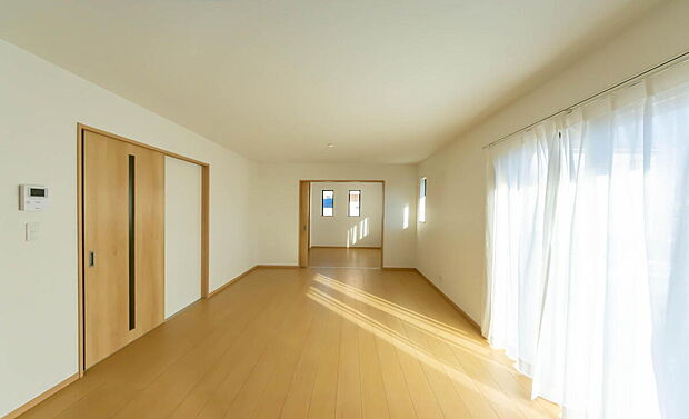 【リビング】「家族が大好きなリビング」
みんなが集まる広いリビング。みんなが大好きなリビングで家族団らん。
みんなが集まるからこそ、一層の開放感を手にする素敵な住まい。
