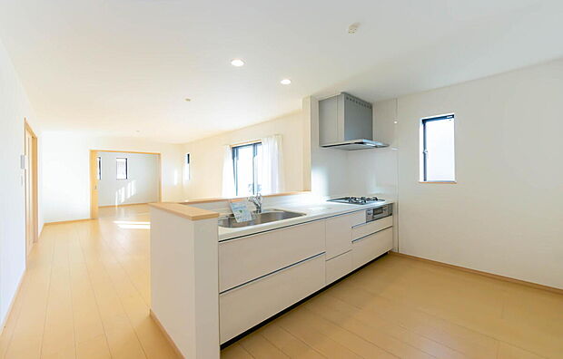 【キッチン】「全体を見渡せる安心感」
家族の会話が弾む奥様に人気の高いオープンカウンターキッチン、料理しながらお子様の様子の確認ができ移動しやすい広いキッチンスペースは奥様にとって安心感の高い住まい
